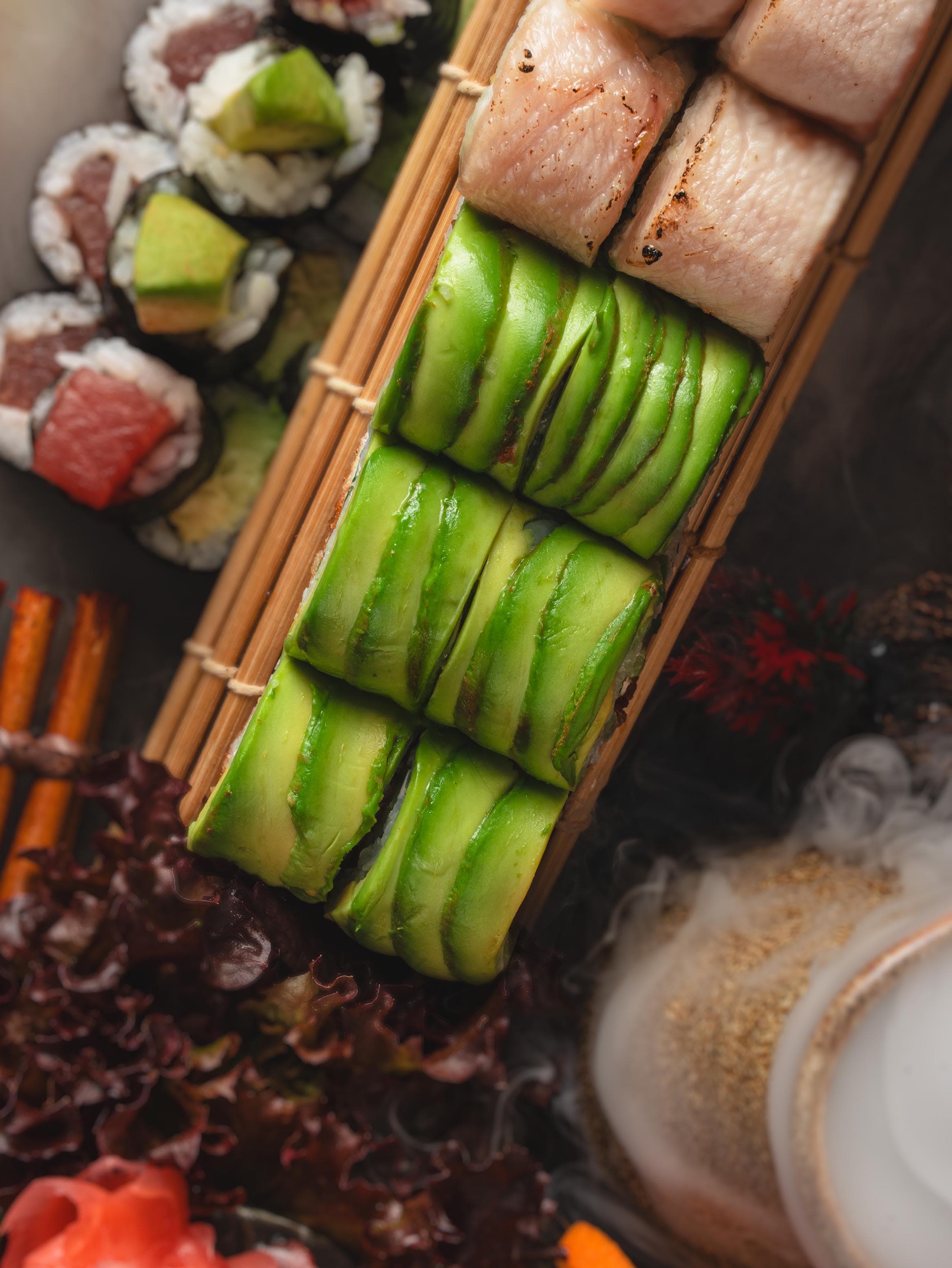 Sushi-Rollen mit Avocado und Frühlingszwiebeln