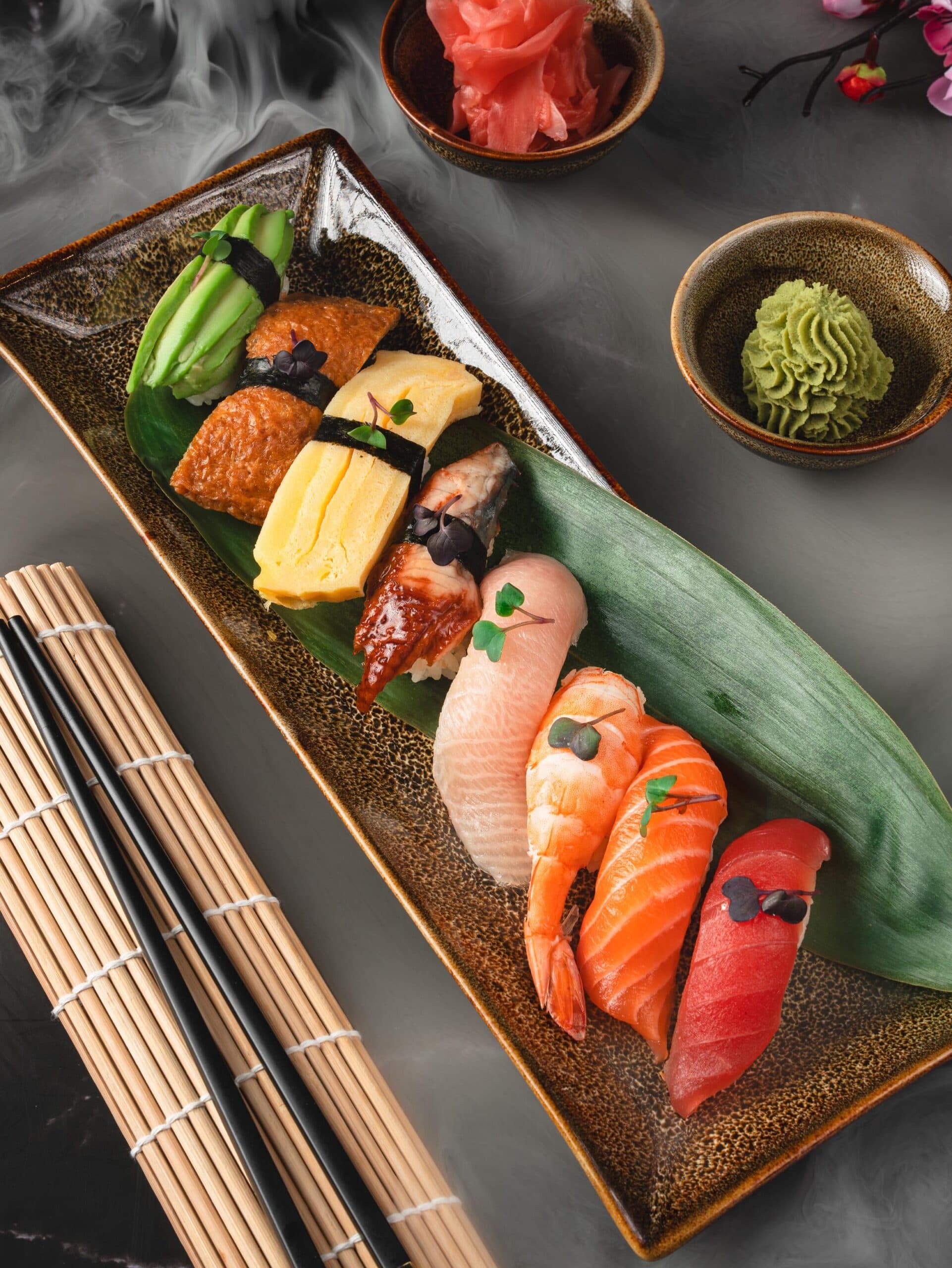 Sushi-Kreationen auf einem Holzboot serviert